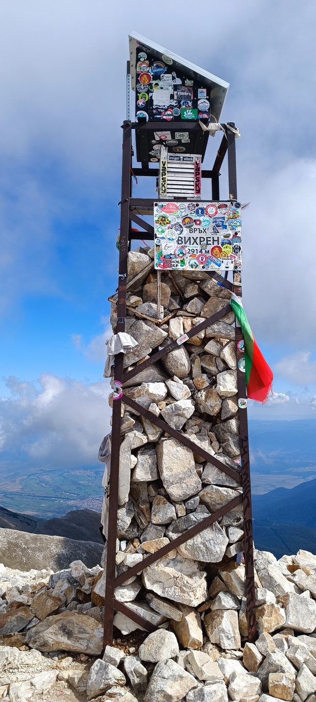 grimpant la cime Vihren et la cime Kutelo